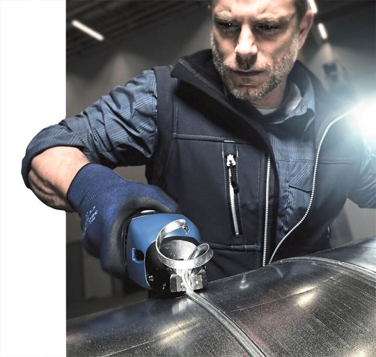 Macht auch bei 3,6 mm starken Spiralrohrfalzen und 3 mm dicken Blechen aus Baustahl eine gute Figur: Die akkubetriebene Schlitzschere Trutool C 200 mit 18-V-Li-Ion-Technik von Trumpf. Macht auch bei 3,6 mm starken Spiralrohrfalzen und 3 mm dicken Blechen aus Baustahl eine gute Figur: Die akkubetriebene Schlitzschere Trutool C 200 mit 18-V-Li-Ion-Technik von Trumpf.