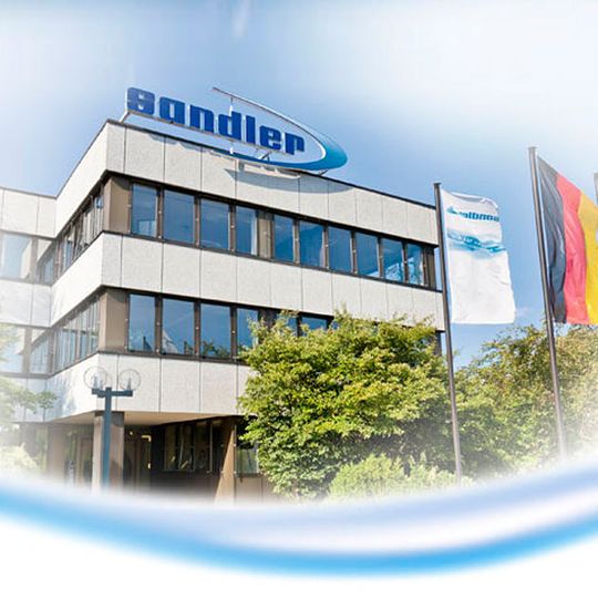 Der Vliesstoffhersteller Sandler erzielte im Geschäftsjahr 2017 einen Umsatz von 319 Millionen Euro. Der Vliesstoffhersteller Sandler erzielte im Geschäftsjahr 2017 einen Umsatz von 319 Millionen Euro.