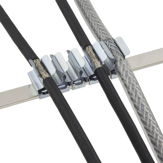 Die Schirmklammer PFS|SCL soll eine schnelle Montage auf 10 mm × 3 mm Sammelschienen für Kabeldurchmesser von 1,5 mm bis 6 mm ermöglichen. Die Schirmklammer PFS|SCL soll eine schnelle Montage auf 10 mm × 3 mm Sammelschienen für Kabeldurchmesser von 1,5 mm bis 6 mm ermöglichen.