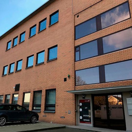 Bertrandt hat einen neuen Standort in Essen eröffnet und erweitert damit seine Kompetenzen im Bereich der Elektronik-Entwicklung. Am 1. März starteten dort 40 Mitarbeiterinnen und Mitarbeiter auf einer Fläche von rund 400 m². Bertrandt hat einen neuen Standort in Essen eröffnet und erweitert damit seine Kompetenzen im Bereich der Elektronik-Entwicklung. Am 1. März starteten dort 40 Mitarbeiterinnen und Mitarbeiter auf einer Fläche von rund 400 m².