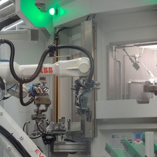 Durch die CNC-Rundtaktmaschine mit automatischer Einspannung der Rohlinge und schneller Werkzeugwechsel werden die Produktionsprozesse optimiert. Durch die CNC-Rundtaktmaschine mit automatischer Einspannung der Rohlinge und schneller Werkzeugwechsel werden die Produktionsprozesse optimiert.