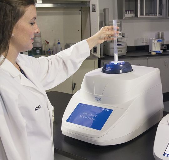 Abb. 1: The sample, which has been pre-dried, is placed into the Oracle module for fat analysis. Abb. 1: The sample, which has been pre-dried, is placed into the Oracle module for fat analysis.
