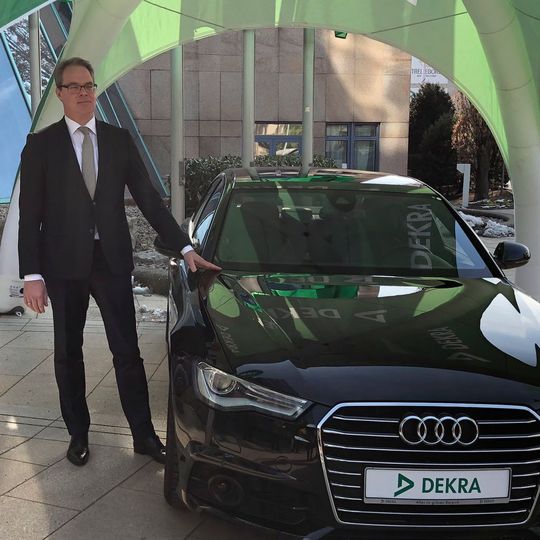 Der Audi A6 war 2017 der „Beste aller Klassen“ unter den Gebrauchten. Am Donnerstag stellte Jann Fehlauer, Bereichsleiter Fahrprüfungswesen der Dekra, ein Exemplar zusammen mit dem Gebrauchtwagenreport 2018 vor. Der Audi A6 war 2017 der „Beste aller Klassen“ unter den Gebrauchten. Am Donnerstag stellte Jann Fehlauer, Bereichsleiter Fahrprüfungswesen der Dekra, ein Exemplar zusammen mit dem Gebrauchtwagenreport 2018 vor.