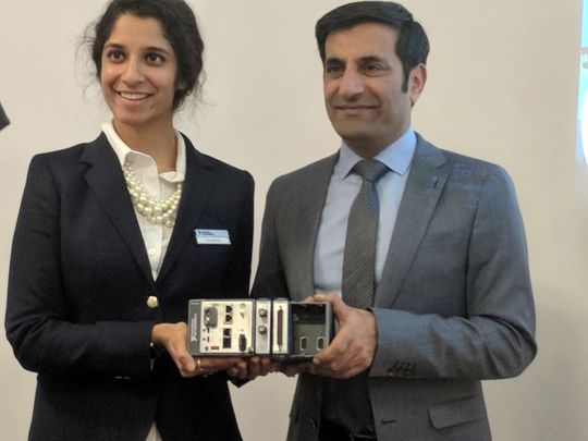 Sunaina Kavi (links) und Rahman Jamal präsentieren den neuen CompactRIO-Controller mit TSN-fähigen Ethernet-Ports. Sunaina Kavi (links) und Rahman Jamal präsentieren den neuen CompactRIO-Controller mit TSN-fähigen Ethernet-Ports.