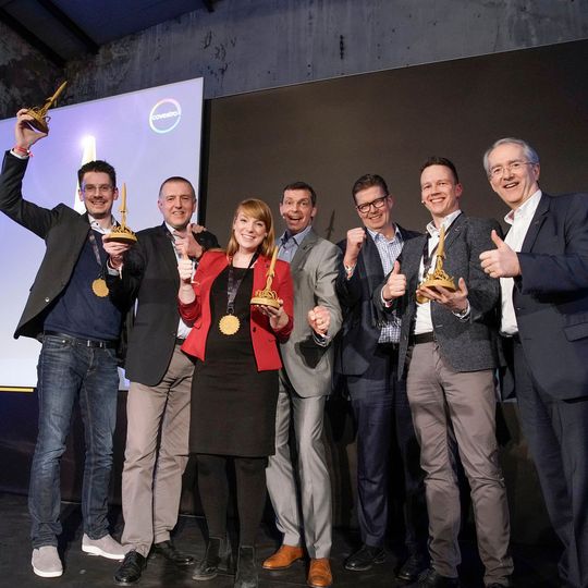 Das Gewinner-Team um Axel Schmidt aus Langenfeld, Anna-Leona Breidbach aus Köln, Holger Mundstock aus Wermelskirchen und Marc Schreiber aus Leverkusen hat den Vorstand Markus Steilemann (Mitte), Klaus Schäfer (3.v.r.) und Patrick Thomas (r.) im Finale der Start-up Challenge mit seinem Projekt überzeugt. Das Gewinner-Team um Axel Schmidt aus Langenfeld, Anna-Leona Breidbach aus Köln, Holger Mundstock aus Wermelskirchen und Marc Schreiber aus Leverkusen hat den Vorstand Markus Steilemann (Mitte), Klaus Schäfer (3.v.r.) und Patrick Thomas (r.) im Finale der Start-up Challenge mit seinem Projekt überzeugt.