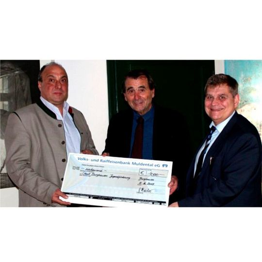 Bürgermeister Hans Steindl (Mitte) nimmt von Geschäftsführer Pörner Deutschland, Gerhard Bacher (l.) und Niederlassungsleiter Pörner Burghausen Claus Roiger (r.) einen Scheck über 1000 Euro für die Jugendarbeit der Stadt entgegen. Bürgermeister Hans Steindl (Mitte) nimmt von Geschäftsführer Pörner Deutschland, Gerhard Bacher (l.) und Niederlassungsleiter Pörner Burghausen Claus Roiger (r.) einen Scheck über 1000 Euro für die Jugendarbeit der Stadt entgegen.
