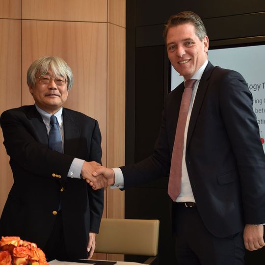 Während der Vertragsunterzeichnung: Yoshitaka Arakawa, Senior Associate Director, Division General Manager, Basic Petrochemicals Divison, MCC (links) und John van der Velden, Geschäftsführer, Linde Engineering Division (rechts). Während der Vertragsunterzeichnung: Yoshitaka Arakawa, Senior Associate Director, Division General Manager, Basic Petrochemicals Divison, MCC (links) und John van der Velden, Geschäftsführer, Linde Engineering Division (rechts).