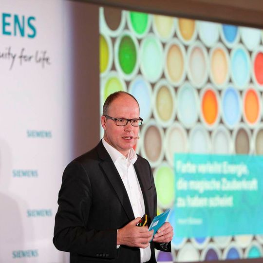Dr. Jürgen Brandes sieht jetzt die Zeit gekommen, um die sich aus der Digitalisierung ergebenden neuen Möglichkeiten zur Optimierung der Wertschöpfungskette für die Prozessindustrien intensiv zu nutzen. Dr. Jürgen Brandes sieht jetzt die Zeit gekommen, um die sich aus der Digitalisierung ergebenden neuen Möglichkeiten zur Optimierung der Wertschöpfungskette für die Prozessindustrien intensiv zu nutzen.