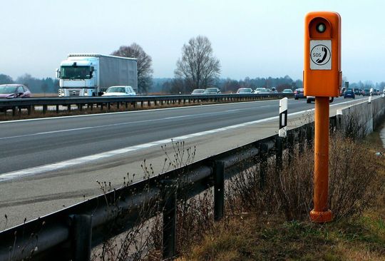 Die Notrufsäule gehört bald der Vergangenheit an. Ab dem 1. April wird das eCall-System in Pkw und leichten Nutzfahrzeugen Pflicht. Keysight bietert eine Emulator-Software zum Testen an, die nun zertifiziert wurde. Die Notrufsäule gehört bald der Vergangenheit an. Ab dem 1. April wird das eCall-System in Pkw und leichten Nutzfahrzeugen Pflicht. Keysight bietert eine Emulator-Software zum Testen an, die nun zertifiziert wurde.