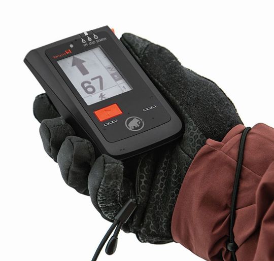Robust-wetterfester Lebensretter durch Kunststoff: Die Schweizer Mammut Sports Group hat zwei neue Barryvox-Transceiver (Ortungsgeräte im Falle einer Lawinenverschüttung des Trägers) im Programm. Die Gehäuseteile bestehen aus Polyamid (PA) und thermoplastischem Elastomer (TPE), die laut Kraiburg per 2-K-Spritzgießen gefertigt werden. Das dabei verwendete Kraiburg-Compound hafte auf dem PA besonders gut, was das Gerät außerdem gegen Wasser sciher und dauerhaft abdichte. Robust-wetterfester Lebensretter durch Kunststoff: Die Schweizer Mammut Sports Group hat zwei neue Barryvox-Transceiver (Ortungsgeräte im Falle einer Lawinenverschüttung des Trägers) im Programm. Die Gehäuseteile bestehen aus Polyamid (PA) und thermoplastischem Elastomer (TPE), die laut Kraiburg per 2-K-Spritzgießen gefertigt werden. Das dabei verwendete Kraiburg-Compound hafte auf dem PA besonders gut, was das Gerät außerdem gegen Wasser sciher und dauerhaft abdichte.