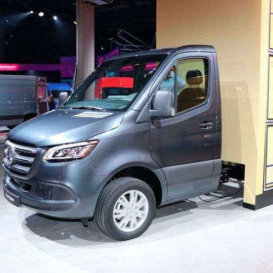 Neu im Lieferprogramm ist der Sprinter nur als Triebkopf für die Auf- und Ausbaulösungen der Fahrzeugbauer. Neu im Lieferprogramm ist der Sprinter nur als Triebkopf für die Auf- und Ausbaulösungen der Fahrzeugbauer.