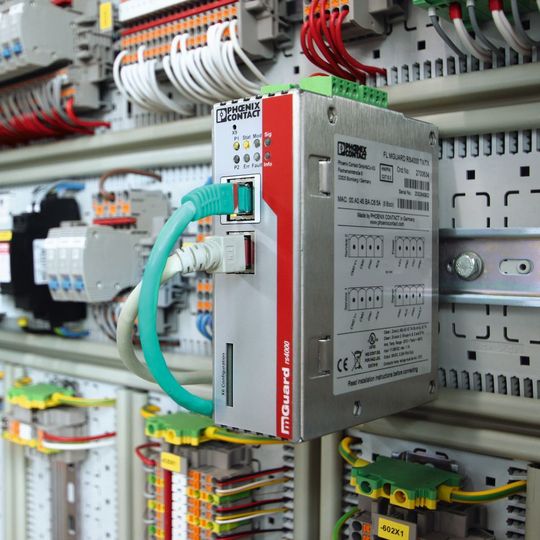 Mit den Security Appliances FL mGuard von Phoenix Contact lassen sich Anwendungen sicher nach IEC 62443 vor unbefugten Zugriffen schützen. Mit den Security Appliances FL mGuard von Phoenix Contact lassen sich Anwendungen sicher nach IEC 62443 vor unbefugten Zugriffen schützen.