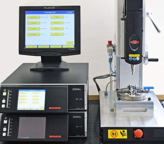 Diese Branson-200X-Ultraschallschweißanlage plus Sonotrodentemperierung, entwickelt am Kunststoff-Institut Leipzig (KUZ) ergänzt die Möglichkeiten zum Fügen von Thermoplasten am KUZ. Diese Branson-200X-Ultraschallschweißanlage plus Sonotrodentemperierung, entwickelt am Kunststoff-Institut Leipzig (KUZ) ergänzt die Möglichkeiten zum Fügen von Thermoplasten am KUZ.