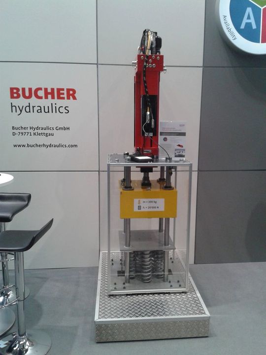 Erfahrungswert: Besucher der Sonderschau „Intelligente Fluid- und Antriebstechnik“ können am Alpha-X-Demonstrator mit einem Joystick die Performance kritischer Betriebspunkten wie Anfahren, langsam Fahren, Positionieren oder Quadrantenwechsel im wahrsten Sinn „erfahren“. Erfahrungswert: Besucher der Sonderschau „Intelligente Fluid- und Antriebstechnik“ können am Alpha-X-Demonstrator mit einem Joystick die Performance kritischer Betriebspunkten wie Anfahren, langsam Fahren, Positionieren oder Quadrantenwechsel im wahrsten Sinn „erfahren“.