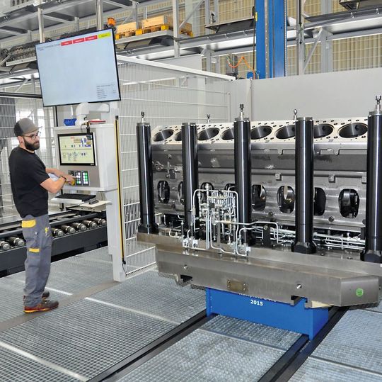 Palettenhandling von Liebherr für schwere Werkstücke bis 13 t. Palettenhandling von Liebherr für schwere Werkstücke bis 13 t.