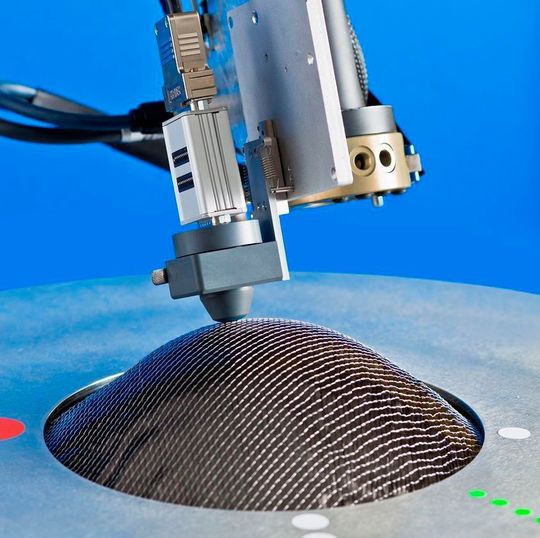 Mit der Eddycus-Geräteplattform hat das Fraunhofer IKTS, wie es heißt, ein System für den steigenden Bedarf im Leichtbau geschaffen, das auch Nachfragen nach wirbelstrombasierten Verfahren für die Qualitätssicherung anderer Bereichen bedienen kann. Außer der Prüfung von carbonhaltigen Verbundwerkstoffen, Keramiken und Metallen, könne die Eddycus-Hochfrequenz-Wirbelstromtechnik auch die Aushärtereaktionen von Epoxidharzen überwachen. Hier bei einer 3D-Texturanalyse an carbonfaserverstärktem Composite auf dem sogenannten Drapierprüfstand. Hannover-Messe 2018 in Halle 5 am Stand A26. Mit der Eddycus-Geräteplattform hat das Fraunhofer IKTS, wie es heißt, ein System für den steigenden Bedarf im Leichtbau geschaffen, das auch Nachfragen nach wirbelstrombasierten Verfahren für die Qualitätssicherung anderer Bereichen bedienen kann. Außer der Prüfung von carbonhaltigen Verbundwerkstoffen, Keramiken und Metallen, könne die Eddycus-Hochfrequenz-Wirbelstromtechnik auch die Aushärtereaktionen von Epoxidharzen überwachen. Hier bei einer 3D-Texturanalyse an carbonfaserverstärktem Composite auf dem sogenannten Drapierprüfstand. Hannover-Messe 2018 in Halle 5 am Stand A26.