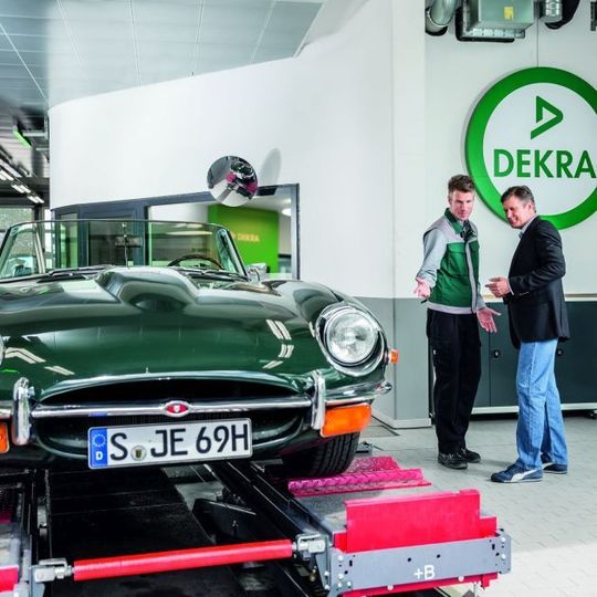 Unter www.dekra-classic-services.de informiert der bekannte Überwacher über seine Leistungen für Oldtimer.