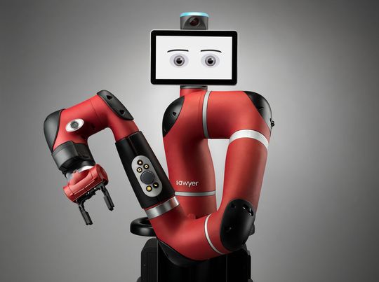 Der Cobot Sawyer kann gefahrlos neben einem Mitarbeiter eingesetzt werden. Der Cobot Sawyer kann gefahrlos neben einem Mitarbeiter eingesetzt werden.