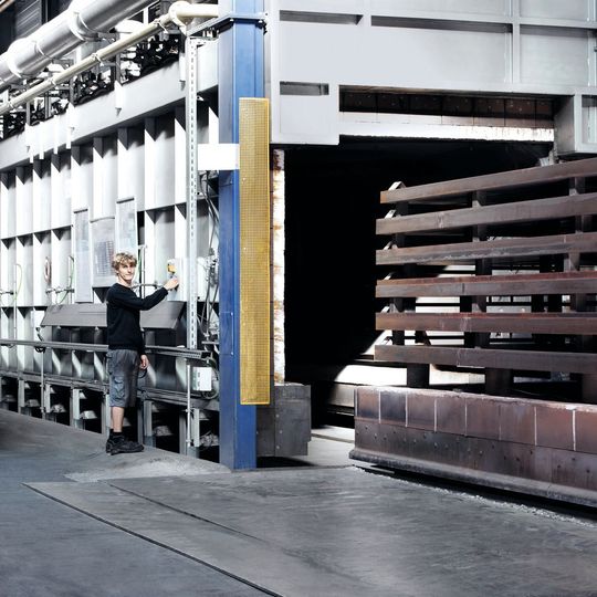 The daily capacity of the Meusburger furnaces is 240 tonnes. The daily capacity of the Meusburger furnaces is 240 tonnes.