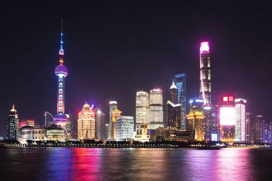 Die Skyline von Shanghai: Stromnetze von Wolkenkratzern versorgen verschiedenste nicht-lineare Lasten, was zu Beeinträchtigungen der Netzqualität führen kann. Die Skyline von Shanghai: Stromnetze von Wolkenkratzern versorgen verschiedenste nicht-lineare Lasten, was zu Beeinträchtigungen der Netzqualität führen kann.