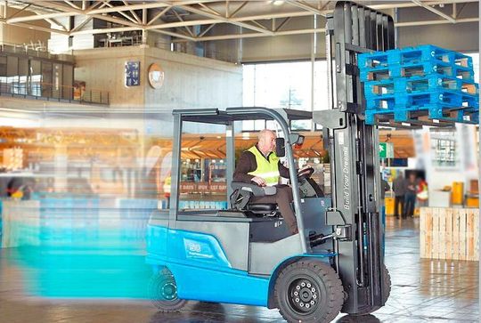 Der Elektrostapler ECB50C von BYD mit Lithium-Eisenphosphat-Batterietechnik im Einsatz bei den IFOY Testing Days 2018 in einer Halle der Deutschen Messe. Der Elektrostapler ECB50C von BYD mit Lithium-Eisenphosphat-Batterietechnik im Einsatz bei den IFOY Testing Days 2018 in einer Halle der Deutschen Messe.