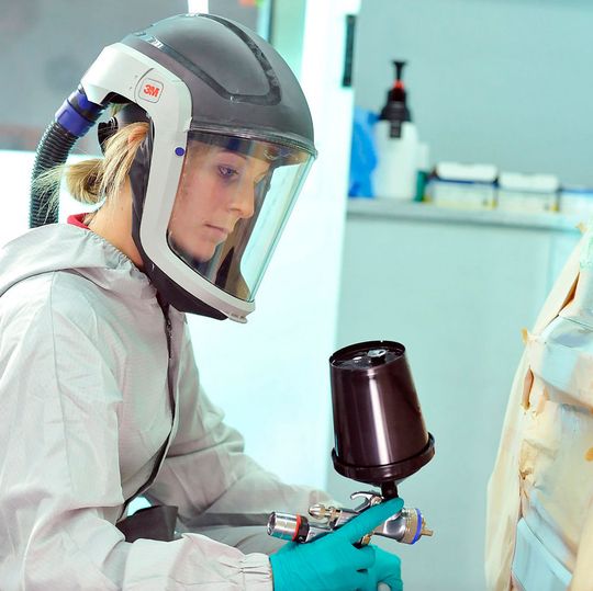 Die neuen Reparaturlacke sind nach dem zertifizierten Biomassenbilanzansatz hergestellt und lassen sich wie die herkömmlichen Autolacke verarbeiten. Die neuen Reparaturlacke sind nach dem zertifizierten Biomassenbilanzansatz hergestellt und lassen sich wie die herkömmlichen Autolacke verarbeiten.