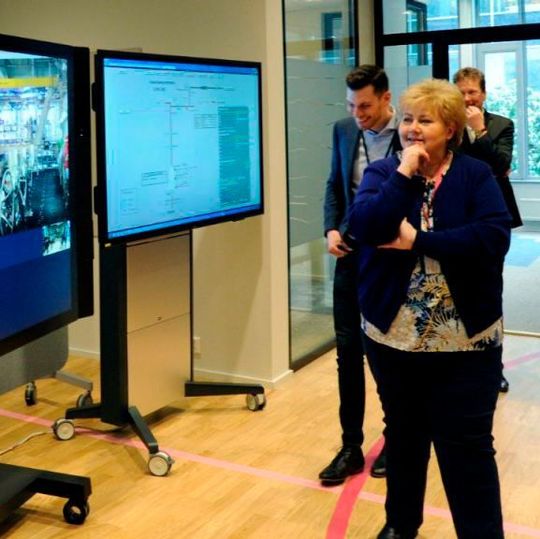 Prime minister Erna Solberg got to experience for herself how interaction between offshore and onshore in continuously improving with the help of new digital tools, when she took part in remote operations with Håvard Christian Leirvåg in the control room on the Gina Krog platform. Prime minister Erna Solberg got to experience for herself how interaction between offshore and onshore in continuously improving with the help of new digital tools, when she took part in remote operations with Håvard Christian Leirvåg in the control room on the Gina Krog platform.