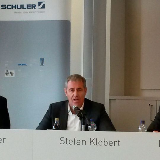 „Das neue Produktionskonzept hat 2017 bereits Früchte getragen. Die Konzentration der deutschen Produktion hat im vergangenen Jahr Einsparungen und Effizienzgewinne von etwa 30 bis 35 Mio. Euro gebracht. Damit liegt die Umsetzung des neuen Produktionskonzepts deutlich über Plan“, erklärt Schuler-Vorstandsvorsitzender Stefan Klebert. „Das neue Produktionskonzept hat 2017 bereits Früchte getragen. Die Konzentration der deutschen Produktion hat im vergangenen Jahr Einsparungen und Effizienzgewinne von etwa 30 bis 35 Mio. Euro gebracht. Damit liegt die Umsetzung des neuen Produktionskonzepts deutlich über Plan“, erklärt Schuler-Vorstandsvorsitzender Stefan Klebert.