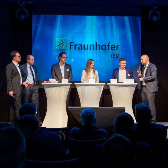 Diskutieren Engineering-Trends (v.l.): Günter Korder (it’s OWL), Nico Michels (CLAAS), Michael Amon (RK Rose + Krieger), Caroline Junker (Universität Paderborn), Uwe Girgsdies (Audi), Prof. Dumitresc Diskutieren Engineering-Trends (v.l.): Günter Korder (it’s OWL), Nico Michels (CLAAS), Michael Amon (RK Rose + Krieger), Caroline Junker (Universität Paderborn), Uwe Girgsdies (Audi), Prof. Dumitresc