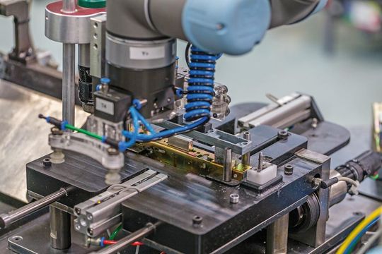 Ein UR5-Roboterarm, ausgestattet mit einem Sauggreifer und einer Schraubvorrichtung, führt bei Assa Abloy NZ selbstständig die Endmontage von Schließkörpern durch. Ein UR5-Roboterarm, ausgestattet mit einem Sauggreifer und einer Schraubvorrichtung, führt bei Assa Abloy NZ selbstständig die Endmontage von Schließkörpern durch.