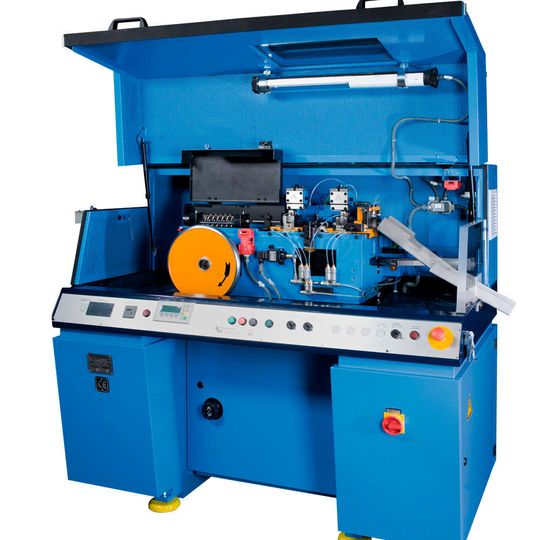 Ein Baukastensystem macht die Richt- und Abschneidemaschine Precision-Cut UD2 flexibel einsetzbar. Ein Baukastensystem macht die Richt- und Abschneidemaschine Precision-Cut UD2 flexibel einsetzbar.