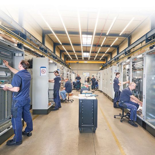 Mit der neuen Version des NEC 2017 ändern sich einige Vorschriften für Schaltanlagen, die nach UL 508A zertifiziert werden sollen. Im Bild: Steuerungs- und Schaltanlagenbau bei ATR Industrie-Elektronik in Krefeld. Mit der neuen Version des NEC 2017 ändern sich einige Vorschriften für Schaltanlagen, die nach UL 508A zertifiziert werden sollen. Im Bild: Steuerungs- und Schaltanlagenbau bei ATR Industrie-Elektronik in Krefeld.