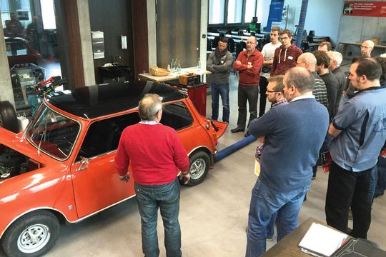 Die Schweizer haben es geschafft: Seit 2016 verfügen sie mit dem neuen Berufsbild des Fahrzeugrestaurators über eine staatlich anerkannte Qualifizierungsmaßnahme im Klassikbereich. Oldtimerbetriebe in der Alpenrepublik haben somit künftig keine Nachwuchssorgen. Die Schweizer haben es geschafft: Seit 2016 verfügen sie mit dem neuen Berufsbild des Fahrzeugrestaurators über eine staatlich anerkannte Qualifizierungsmaßnahme im Klassikbereich. Oldtimerbetriebe in der Alpenrepublik haben somit künftig keine Nachwuchssorgen.
