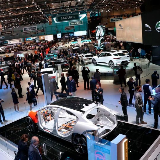 Der britische Hersteller Jaguar spricht, zeigt und produziert ab 2018 das vollelektrisch angetriebene SUV Jaguar i-Pace in Serie. Am Schnittmodell konnte bereits der Aufbau der Aluminiumkarosserie studiert und mit dem Fertigfahrzeug im Hintergrund verglichen werden. Der britische Hersteller Jaguar spricht, zeigt und produziert ab 2018 das vollelektrisch angetriebene SUV Jaguar i-Pace in Serie. Am Schnittmodell konnte bereits der Aufbau der Aluminiumkarosserie studiert und mit dem Fertigfahrzeug im Hintergrund verglichen werden.