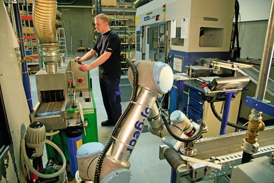 Universal Robots est le résultat de nombreuses années de recherche menées au sein du fleuron de la robotique à Odense, au Danemark. Universal Robots est le résultat de nombreuses années de recherche menées au sein du fleuron de la robotique à Odense, au Danemark.