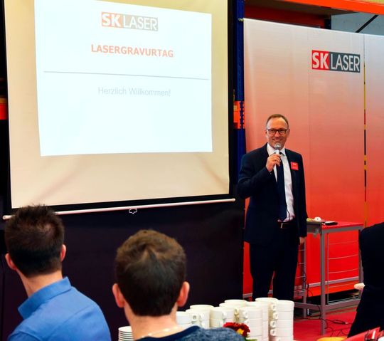 Volles Haus bei SK Laser in Wiesbaden, hieß es am 8. März 2018. Im Rahmen der Veranstaltung Lasergravur-Tag 2018, konnten sich die geladenen Gäste über neueste Funktionen der Laseranlagen informieren und diverse Fachvorträge genießen. Christoph Kollbach, der Geschäftsführer von SK Laser, begrüßt die Gäste. Volles Haus bei SK Laser in Wiesbaden, hieß es am 8. März 2018. Im Rahmen der Veranstaltung Lasergravur-Tag 2018, konnten sich die geladenen Gäste über neueste Funktionen der Laseranlagen informieren und diverse Fachvorträge genießen. Christoph Kollbach, der Geschäftsführer von SK Laser, begrüßt die Gäste.