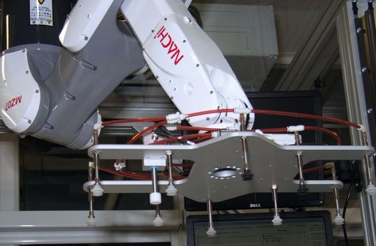Der Leiterplattenhersteller Dyconex hat sich für maßgeschneiderte Roboter zum Be- und Entladen von Lasermaschinen entschieden. Der Leiterplattenhersteller Dyconex hat sich für maßgeschneiderte Roboter zum Be- und Entladen von Lasermaschinen entschieden.