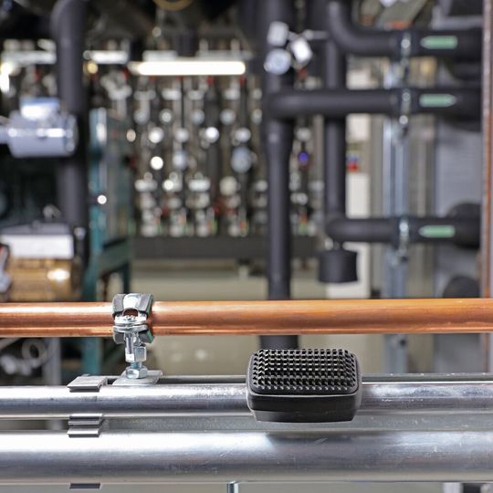 Blueteg-Pipe: Bluetooth LE Sender mit thermoelektrischer Energieversorgung. Das Modul nutzt Temperaturdifferenzen zur Erzeugung elektrischer Energie und versorgt sich so selbst aus der Umwelt mit Energie. Blueteg-Pipe: Bluetooth LE Sender mit thermoelektrischer Energieversorgung. Das Modul nutzt Temperaturdifferenzen zur Erzeugung elektrischer Energie und versorgt sich so selbst aus der Umwelt mit Energie.
