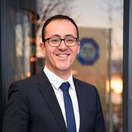 Dr. Houssem Abdellatif und das Highly Automated Driving Team (HAD) vom TÜV Süd entwickeln Testmethoden für automatisierte Fahrzeuge. Dr. Houssem Abdellatif und das Highly Automated Driving Team (HAD) vom TÜV Süd entwickeln Testmethoden für automatisierte Fahrzeuge.