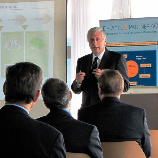 Peter Acél, Inhaber der Dr. Acél & Partner AG, leitet durch das Kolloquium. (Bildarchiv vom 31. Logistik-Kolloquium) Peter Acél, Inhaber der Dr. Acél & Partner AG, leitet durch das Kolloquium. (Bildarchiv vom 31. Logistik-Kolloquium)