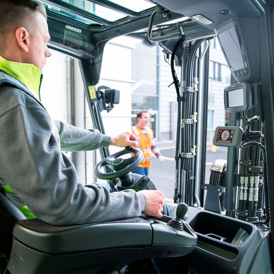 Der Linde Safety Guard warnt nicht nur den Fahrer, sondern informiert auch darüber, wie viele Personen sich dem Fahrzeug aus welcher Richtung nähern. Der Linde Safety Guard warnt nicht nur den Fahrer, sondern informiert auch darüber, wie viele Personen sich dem Fahrzeug aus welcher Richtung nähern.