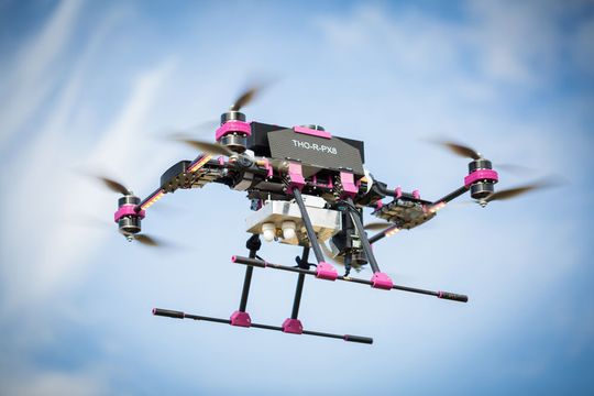 Mit dem Radarsensor Acorad-94 auf einem Oktocopter können Flughöhe und Abstände zu Hindernissen zu jeder Zeit zentimetergenau bestimmt werden.