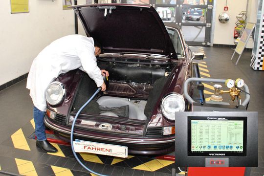 Bei der Spektralanalyse wird mithilfe eines Funkenspektrometers Metall auf seine chemische Zusammensetzung hin analysiert. Somit kann das Institut für automobile Forensik indirekt das Alter von Blechen bestimmen und so z. B. eine Aussage über die Echtheit einer Blechpartie treffen. Bei der Spektralanalyse wird mithilfe eines Funkenspektrometers Metall auf seine chemische Zusammensetzung hin analysiert. Somit kann das Institut für automobile Forensik indirekt das Alter von Blechen bestimmen und so z. B. eine Aussage über die Echtheit einer Blechpartie treffen.