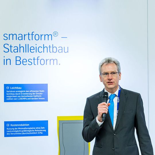 Dr. Markus Weber, CFO bei Thyssenkrupp, gab auf dem Leichtbau-Gipfel am 13. und 14. März in Würzburg einen Ausblick auf alternative Verarbeitungsprozesse für den Stahlleichtbau in der Autoindustrie. Dr. Markus Weber, CFO bei Thyssenkrupp, gab auf dem Leichtbau-Gipfel am 13. und 14. März in Würzburg einen Ausblick auf alternative Verarbeitungsprozesse für den Stahlleichtbau in der Autoindustrie.