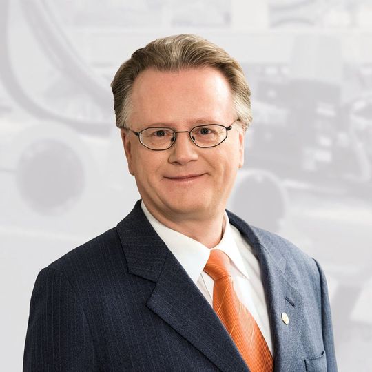 Vorstandsvorsitzender Andreas Lapp freut sich über die Zahlen: „Diese Zahlen zeigen, dass unsere Kunden uns weiterhin vertrauen, und dass wir mit unserer Strategie auf dem richtigen Weg sind.“ Vorstandsvorsitzender Andreas Lapp freut sich über die Zahlen: „Diese Zahlen zeigen, dass unsere Kunden uns weiterhin vertrauen, und dass wir mit unserer Strategie auf dem richtigen Weg sind.“
