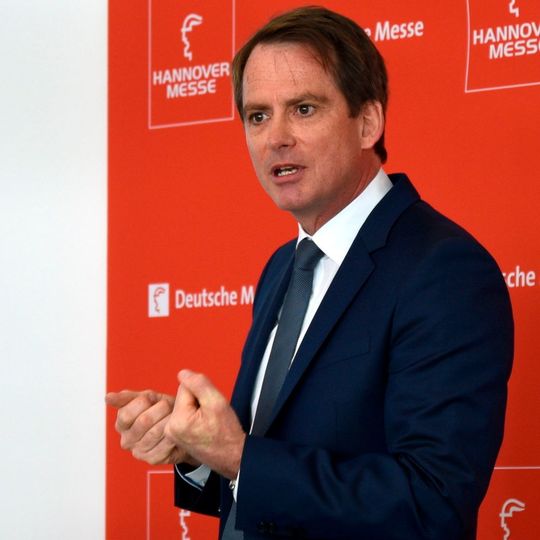 Thorsten Cleve, Director Manufacturing bei Microsoft Deutschland, stellte die Industrie-4.0-Strategie des Softwarekonzerns vor und machte klar, warum man heute zu den Ausstellern der Digital Factory gehört. Thorsten Cleve, Director Manufacturing bei Microsoft Deutschland, stellte die Industrie-4.0-Strategie des Softwarekonzerns vor und machte klar, warum man heute zu den Ausstellern der Digital Factory gehört.