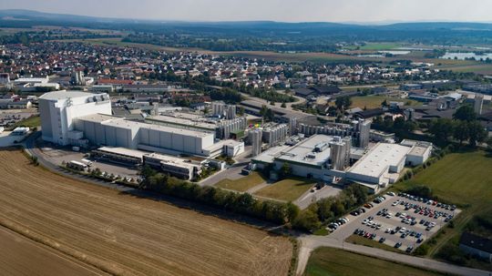 Am Standort Schwarzenfeld realisiert Witron ein neues Frischelogistikzentrum für die Privatmolkerei Bechtel. Am Standort Schwarzenfeld realisiert Witron ein neues Frischelogistikzentrum für die Privatmolkerei Bechtel.