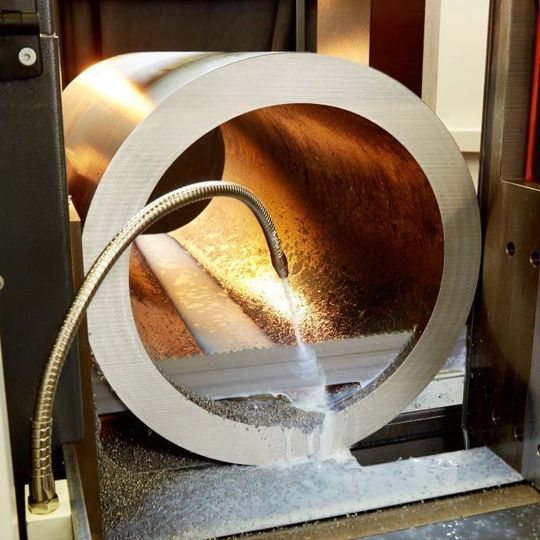 Die Win Tube A 5.0 von Kasto ist ein Bandsäge-Vollautomat für die Bearbeitung von Rohren. Die Win Tube A 5.0 von Kasto ist ein Bandsäge-Vollautomat für die Bearbeitung von Rohren.