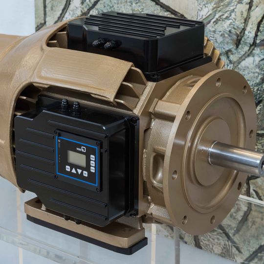 Der Prototyp eines 22-kW starken Synchron-Reluktanz-Motor von KSB zeigt die Potenziale auf, die moderne Silizium-Karbid-Bauelemente in Bezug auf Wärmemanagement und Leistungsverdichtung bieten. Der Prototyp eines 22-kW starken Synchron-Reluktanz-Motor von KSB zeigt die Potenziale auf, die moderne Silizium-Karbid-Bauelemente in Bezug auf Wärmemanagement und Leistungsverdichtung bieten.