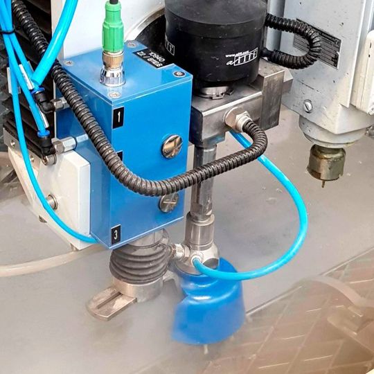 Mit der Anschaffung einer neuen Wasserstrahlschneidanlage hat Martin seine Fertigungskompetenzen auf dem Gebiet der Trennverfahren für die Blechbearbeitung ausgebaut. Mit der Anschaffung einer neuen Wasserstrahlschneidanlage hat Martin seine Fertigungskompetenzen auf dem Gebiet der Trennverfahren für die Blechbearbeitung ausgebaut.
